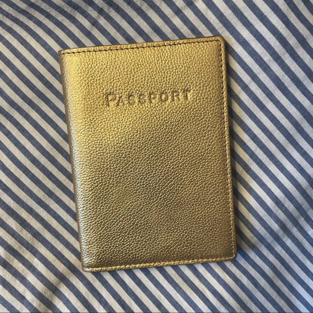 Jcrew passport case pebble cover. Used once. Excellent condition.